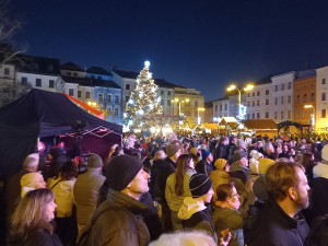 ANKETA: Vánoční strom na jihlavském náměstí i výzdoba města už svítí. Zahájení adventu lákalo tisíce lidí