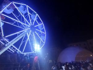 Vánoční strom na jihlavském náměstí i výzdoba města už svítí. Zahájení adventu lákalo tisíce lidí