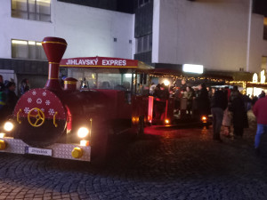 Vánoční strom na jihlavském náměstí i výzdoba města už svítí. Zahájení adventu lákalo tisíce lidí