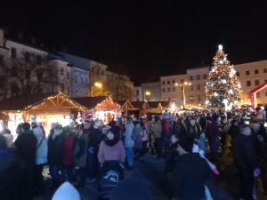 Vánoční strom na jihlavském náměstí i výzdoba města už svítí. Zahájení adventu lákalo tisíce lidí