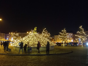 Vánoční strom na jihlavském náměstí i výzdoba města už svítí. Zahájení adventu lákalo tisíce lidí