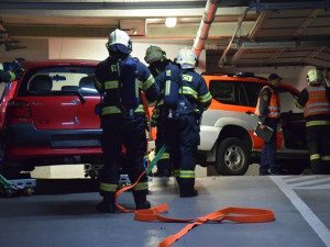 V podzemních garážích hořel elektromobil. Hasiči jen nacvičovali, jak postupovat při zásahu