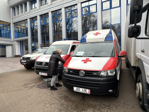 Dobrovolníci přivezli z Prahy na Ukrajinu pomoc za třináct milionů. Vybavenou polní nemocnici i hračky pro děti