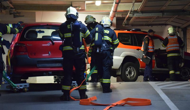 V podzemních garážích hořel elektromobil. Hasiči si nacvičili, jak budou zasahovat. Foto: Se svolením Kraje Vysočina