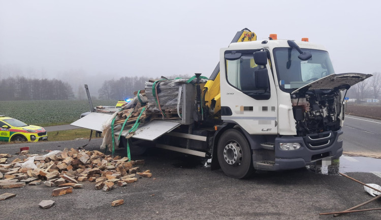 Silnice mezi Jihlavou a Havlíčkovým Brodem je ho nehodě průjezdná kyvadlově. Foto: Se svolením Policie ČR