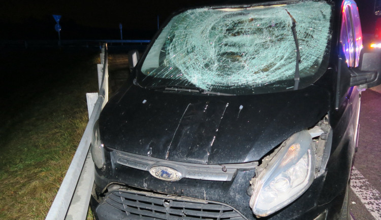 Opilý řidič ničil u Velkého Beranova dopravní značení, škoda na autě je čtvrt milionu. Foto: Se svolením Policie ČR