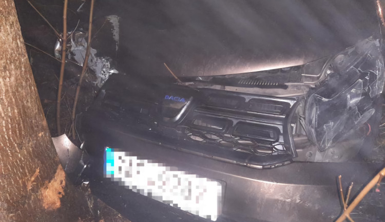 Senior za volantem nezvládl řízení, měl téměř dvě promile. Po nehodě musel do nemocnice. Foto: Se svolením Policie ČR