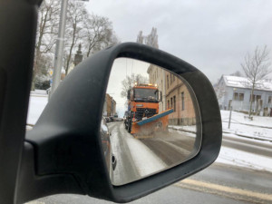 Na Vysočině začíná sněžit, zatím bez nehod. Zimní pneumatiky jsou samozřejmostí, apeluje policie