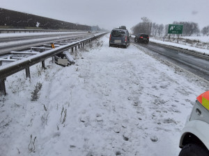 FOTO: Sníh komplikuje dopravu na D1, kolony jsou ve směru na Havlíčkův Brod, Znojmo i Pelhřimov