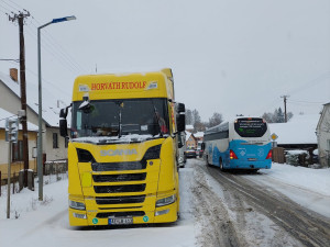 FOTO: Sníh komplikuje dopravu na D1, kolony jsou ve směru na Havlíčkův Brod, Znojmo i Pelhřimov