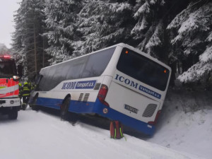 FOTO: Sníh komplikuje dopravu na D1, kolony jsou ve směru na Havlíčkův Brod, Znojmo i Pelhřimov
