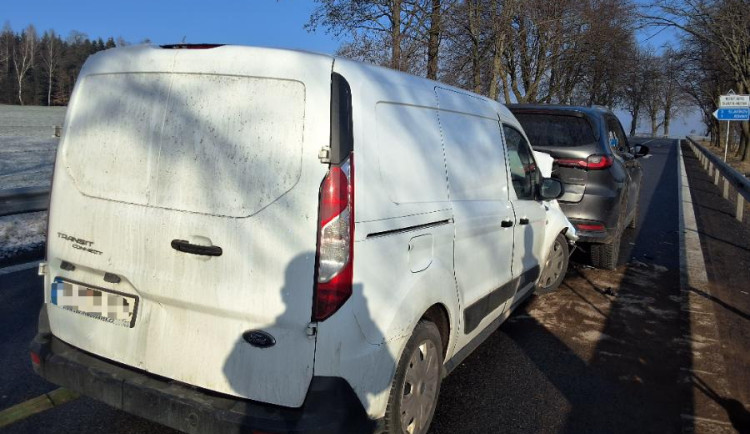 Mazda zastavila kvůli koloně, za ní jedoucí dodávka do ní nabourala