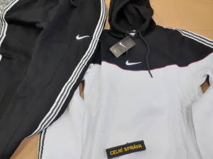 VIDEO: Nike s pruhy Adidas. Celníci z Vysočiny zastavili řidiče, který převážel padělky značek za 11 milionů