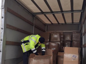 VIDEO: Nike s pruhy Adidas. Celníci z Vysočiny zastavili řidiče, který převážel padělky značek za 11 milionů