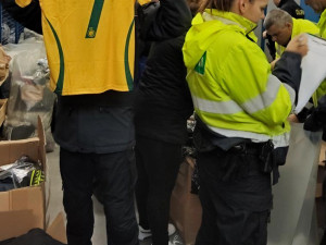 VIDEO: Nike s pruhy Adidas. Celníci z Vysočiny zastavili řidiče, který převážel padělky značek za 11 milionů