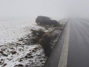 Řidič Toyoty jel rychle, dostal smyk a auto šlo přes střechu. Dva cestující utrpěli zranění