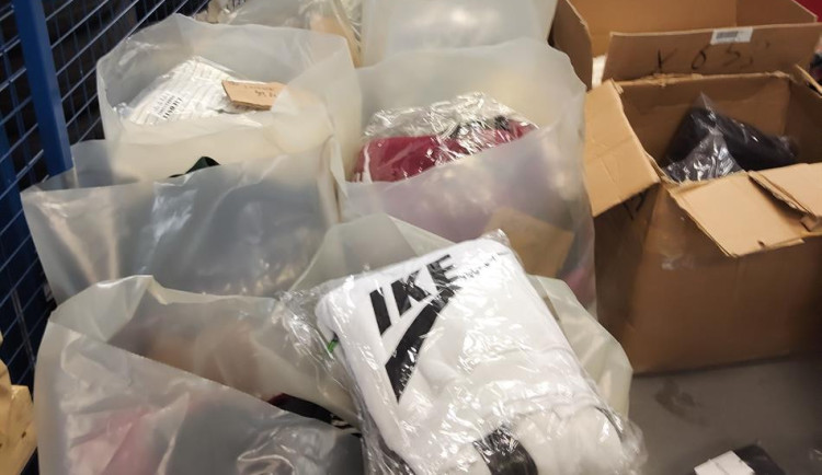 Nike s pruhy Adidas. Celníci z Vysočiny zastavili řidiče, který převážel padělky značek za 11 milionů