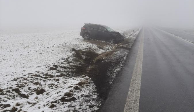 Řidič Toyoty jel rychle, dostal smyk a auto šlo přes střechu. Dva cestující utrpěli zranění