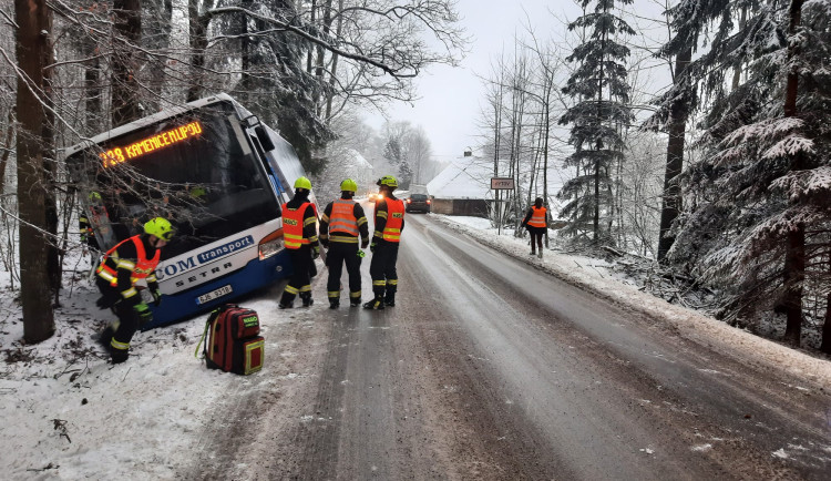 Výstraha pro řidiče: Silnice na Vysočině jsou kluzké, na Pelhřimovsku havaroval autobus. Foto: Se svolením Policie ČR