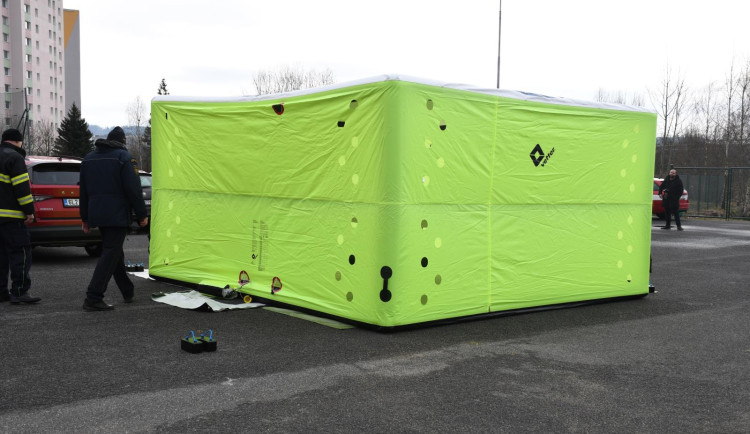 Ostravští hasiči zasahovali u pokusu o sebevraždu. Žena chtěla skočit z balkonu, dopadla ale do měkkého