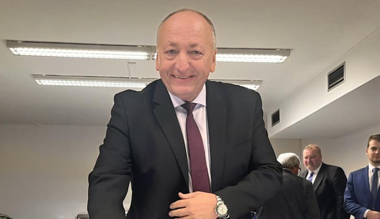 Franěk je stejně jako Pokorný náměstkem hejtmana, pozice třebíčského místostarosty se vzdal