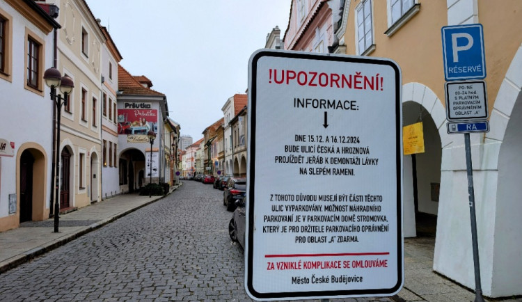 Obří jeřáb sundá lávku na Sokolák. Dočasně ji nahradí pontonový most