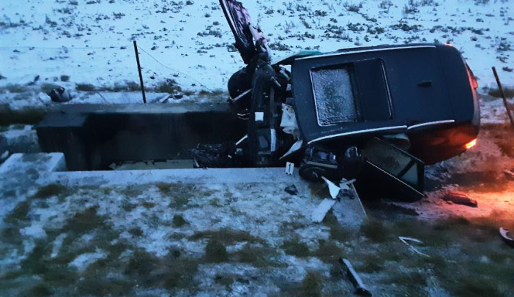 FOTO: Ranní incident na D1. Řidič BMW se nevěnoval řízení a skončil mimo vozovku