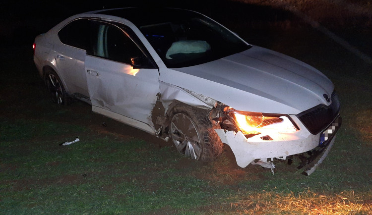 Smolný pátek třináctého. Řidič v autě na moment usnul, sjel ze silnice a naboural značku 