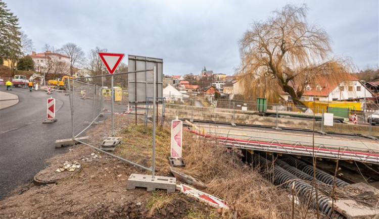 Most u klavírky je provizorně otevřen pro auta i chodce, uleví se tím dopravě v centru