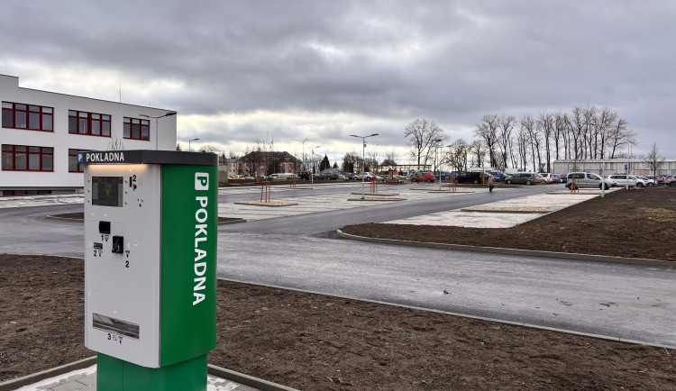 Dobrá zpráva: U jihlavské nemocnice je ode dneška o dvě stě parkovacích míst více. Foto: Se svolením Nemocnice Jihlava