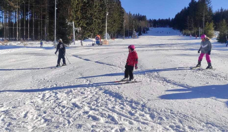 Na Vysočině se dá lyžovat jenom na sjezdovce Čeřínek, přírodní sníh roztál