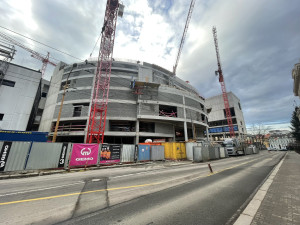 FOTO: Montáž střechy na Horácké aréně je mírně ve skluzu. Práce se nezastaví ani mezi svátky