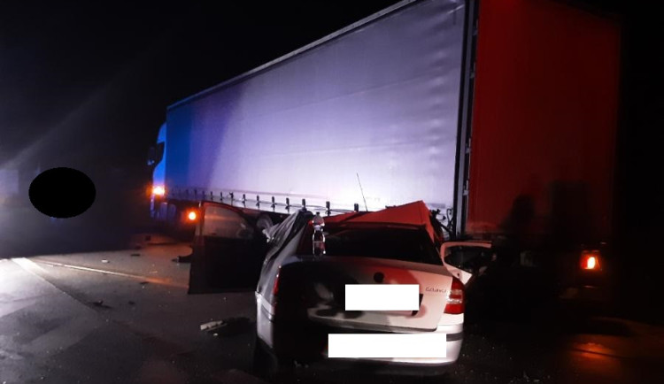 Kamion v místě nehody vůbec neměl stát, říká policie k ranní nehodě mladé řidičky na dálnici. Foto: Se souhlasem Policie ČR