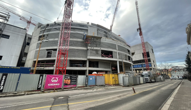 Montáž střechy na Horácké aréně je mírně ve skluzu. Práce se nezastaví ani mezi svátky