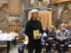 VIDEO: Pavel Bezděčka má novou knihu pohádek. Vypráví o zvířatech ze Zoo Jihlava, třeba o nosálech nebo hrošíkovi