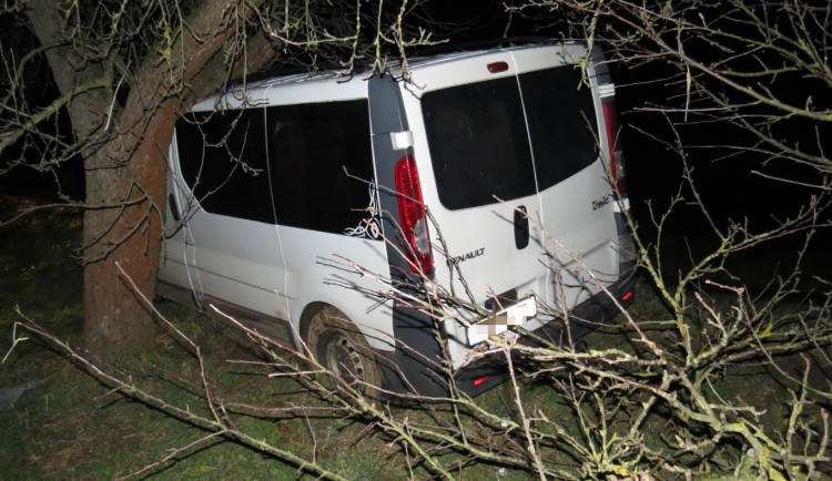 Řidič dodávky boural na mokré silnici. Nadýchal skoro dvě promile 