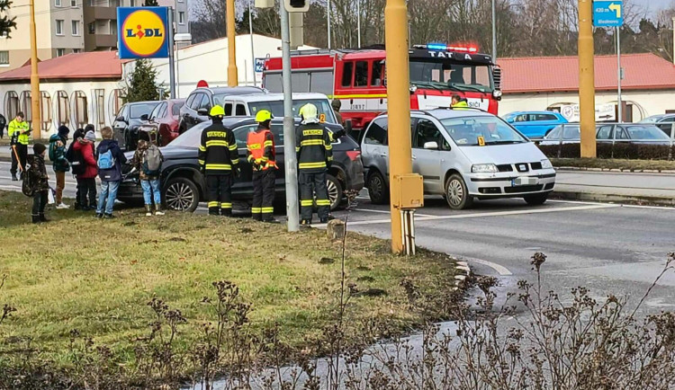 Za pátečním kolapsem dopravy v Jihlavě stála nehoda tří aut, ostrůvek u Lidlu byl terčem kritiky