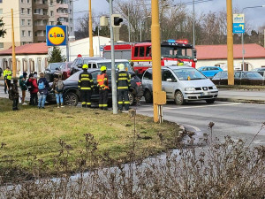 Za pátečním kolapsem dopravy v Jihlavě stála nehoda tří aut, ostrůvek u Lidlu byl terčem kritiky