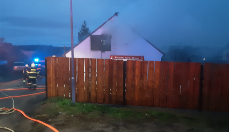 V Hartvíkovicích hořela v neděli ráno restaurace, škoda je milion korun. Foto: Se svolením HZS Kraje Vysočina