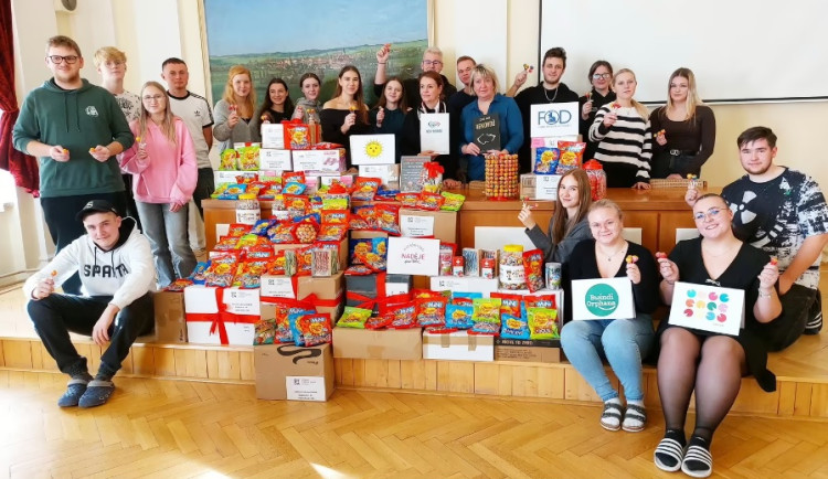 Pelhřimovští středoškoláci sesbírali pro nemocné děti třiatřicet tisíc lízátek. Je to český rekord. Foto: Se svolením Agentury Dobrý den