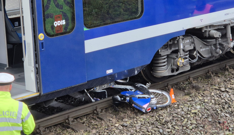 Na novojičínské železnici došlo k vážné nehodě. Vlak srazil nezletilého cyklistu, je v ohrožení života