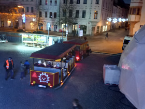 Ulicemi centra jezdí vánoční vláček, je to letošní novinka.