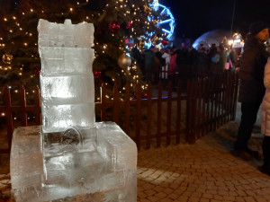 Návštěvníci centra si mohou sednout na ledové křeslo, jehož opěradlo je ve tvaru Brány Matky Boží.