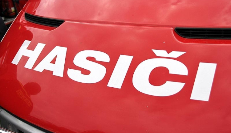 Hořící stromeček vyhodila majitelka z okna. Hasiči zažili klidný Štědrý den