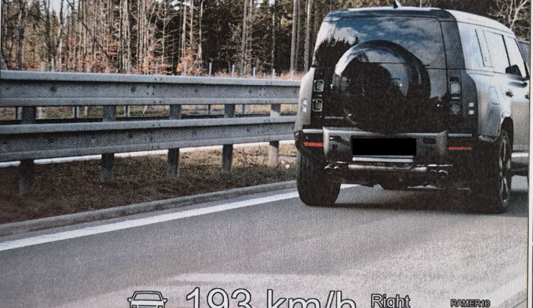 Řidič se řítil po D1 téměř dvousetkilometrovou rychlostí. Na místě přišel o papíry