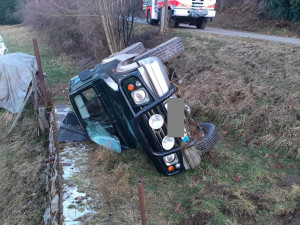 Senior nezvládl řízení džípu u Kamenice, po smyku skončil v příkopu