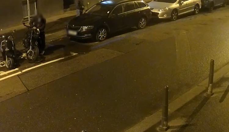 Zatímco jeden byl již ve vazbě, druhý kradl dál. Kriminalisté dopadli specialisty na krádeže motorek