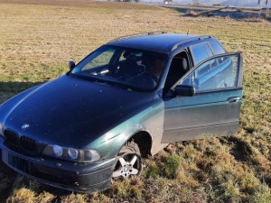 Řidič v bavoráku nezastavil hlídce, po honičce skončil v poutech na poli. Měl zakázáno řídit