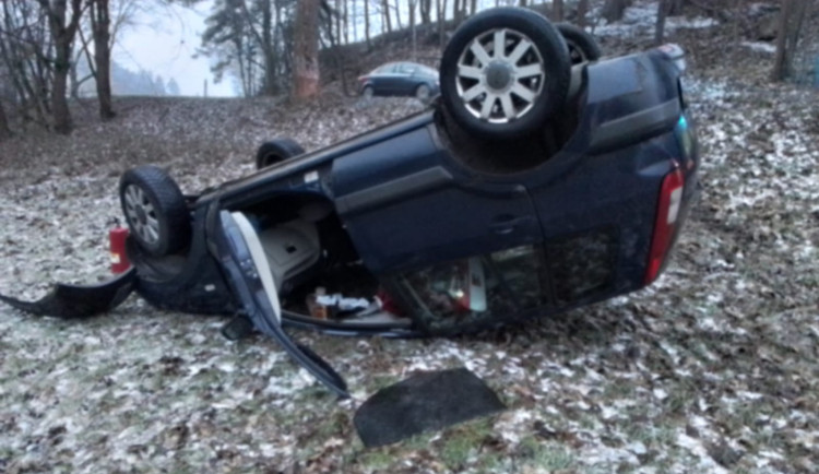 Hasiči vyjížděli k autu, které havarovalo a skončilo na střeše. Jeden člověk skončil v péči lékařů