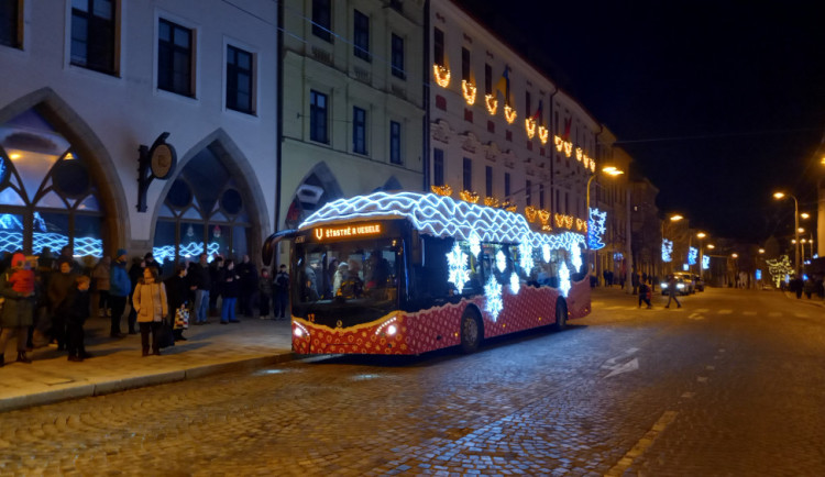 ANKETA: Velký úspěch pro Jihlavu. Vánoční trolejbus skončil v anketě v rámci republiky na třetím místě